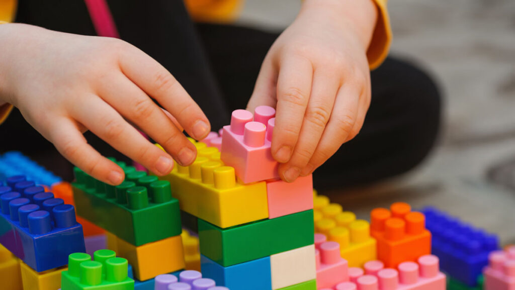 Kid playing with lego - occupational therapy in Dubai - Talking Brains Center