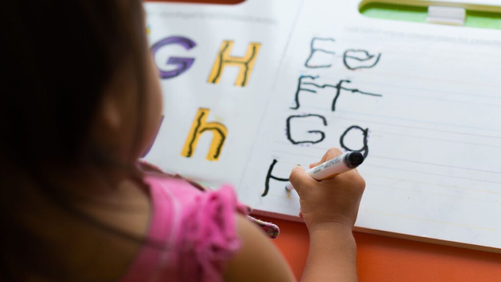 literacy development milestones, early childhood literacy Dubai, reading milestones for children, writing milestones for children, literacy skills development, early childhood education Dubai, speech therapy Dubai, literacy specialist Dubai, bilingual literacy support Dubai, how parents can support literacy development